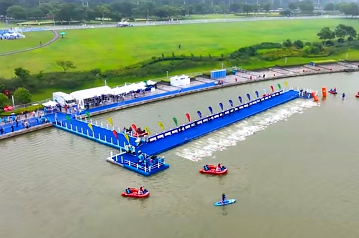 徐州鐵人三項(xiàng)浮橋平臺(tái)搭建 副本.jpg